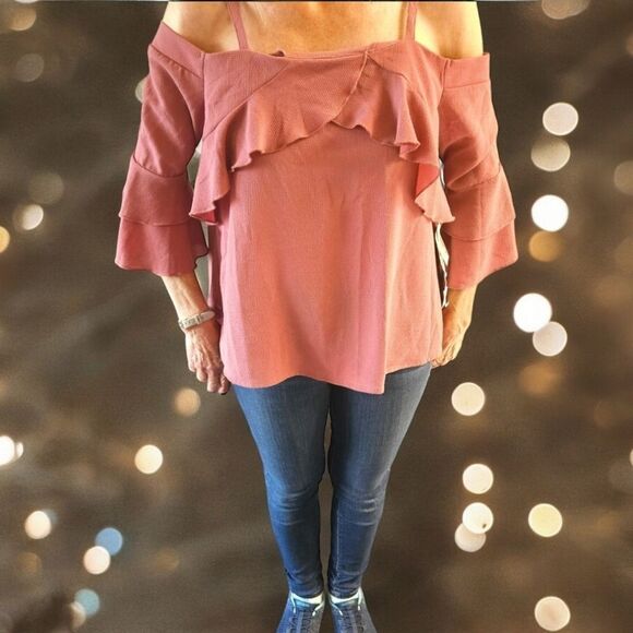 NWT CRAVEβFAME Women's Rosewood Mauve Ruffle Cold Shoulder Top Size Medium - Picture 1 of 16